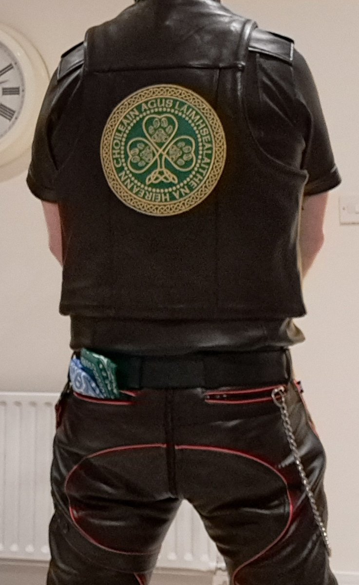 Lá Fhéile Pádraig sona duit!

Managed to wear enough green going out in my leather gear earlier.

#Leather #Leatherman #PupPlay #PupPlayCommunity #irish #PupsOfIreland