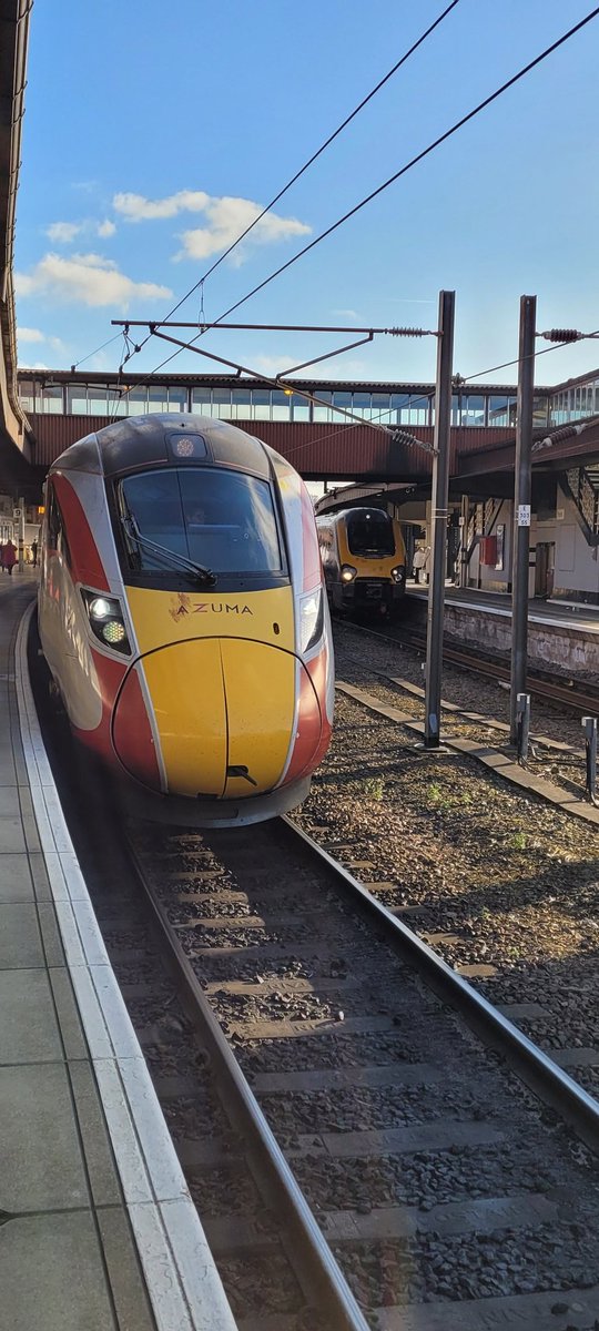 Westfield113594's tweet image. Two rides at York, both going on to Edinburgh. 801 225 (faster and probably more wedge), and  221 125 (slower and probably cheaper) 17/03/25 my pic. #class801 #azuma #class221 #crosscountry #york