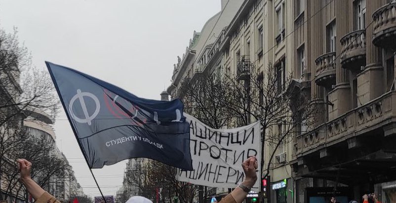 На протесту смо коначно испунили велику жељу нашој застави да се слика са транспарентом "машинци против машинерије" <a href="/masinciublokadi/">Машинци против машинерије</a> 💪

‼️Паметнији не попушта, паметнији се организује‼️