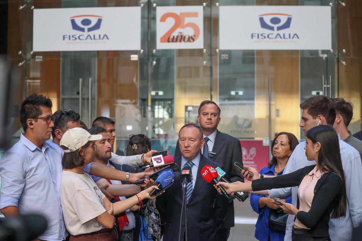 Junto a senadores de la Bancada por la Seguridad Rural nos reunimos con el Fiscal Nacional, para abordar el preocupante aumento de delitos en zonas rurales. Transmitimos al fiscal nuestra inquietud por la falta de medidas concretas que permitan frenar el avance de la delincuencia