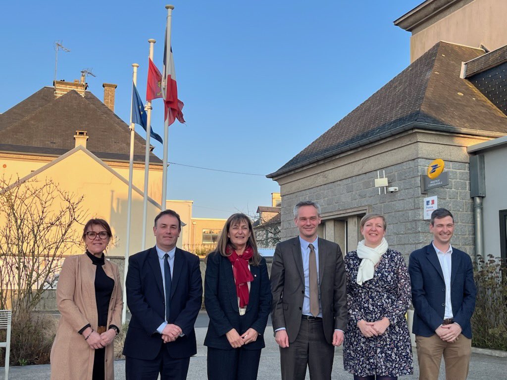 Je succède à <a href="/BasPhilippe/">Philippe Bas</a> et la continuité et l’esprit d’équipe m’animent. C’est pourquoi j’ai décidé de garder les collaborateurs de Philippe Bas avec Franck Esnouf qui sera mon relais dans le Centre et le Sud de la Manche. Et puis, nous allons former une équipe avec Béatrice