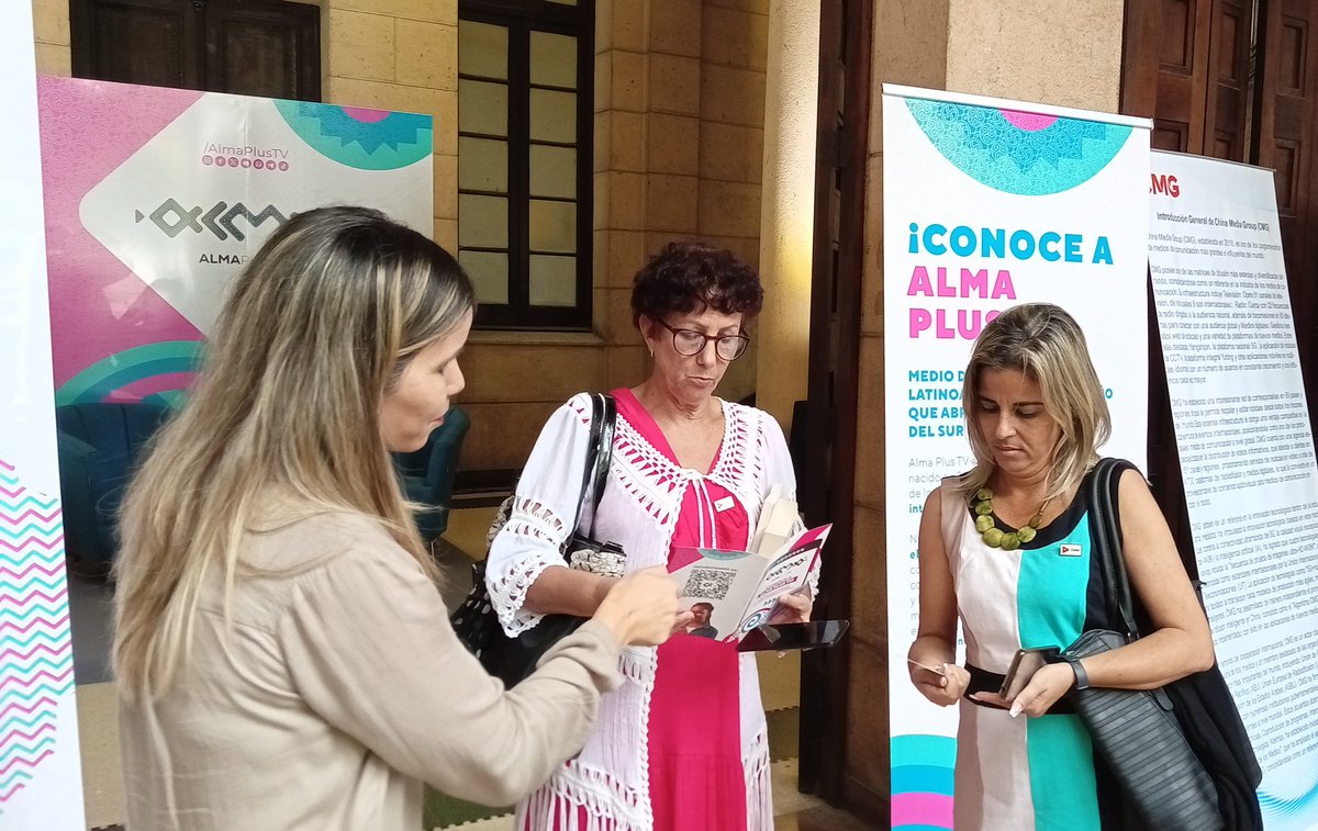 Delegación de #PinardelRío al #ColoquioPatria recorre las áreas del evento y comparte con los participantes.

#PatriaEnRed