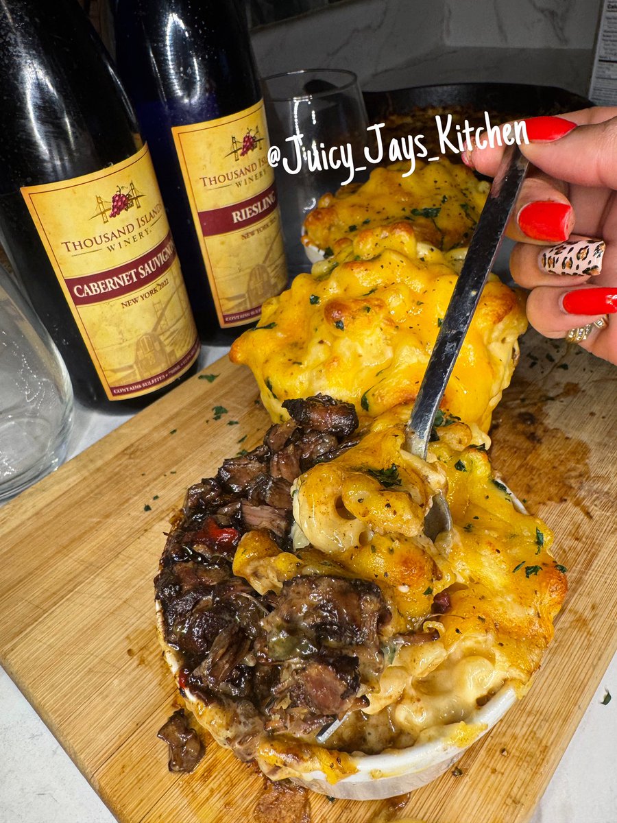 JayLamuzindah's tweet photo. Oxtail pot pie 🥧 https://t.co/PiKlyArgZj
