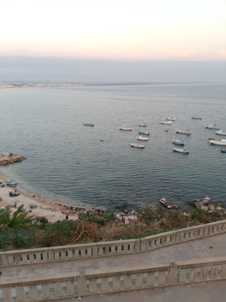 الهروب من الحب.هو حب بحد ذاته حب قديم او تجربة أحببتها ولا تريد تجربة جديدة تشابهها نحن نحب أن نحتفظ بذكرياتنا السيئة ... 

￼