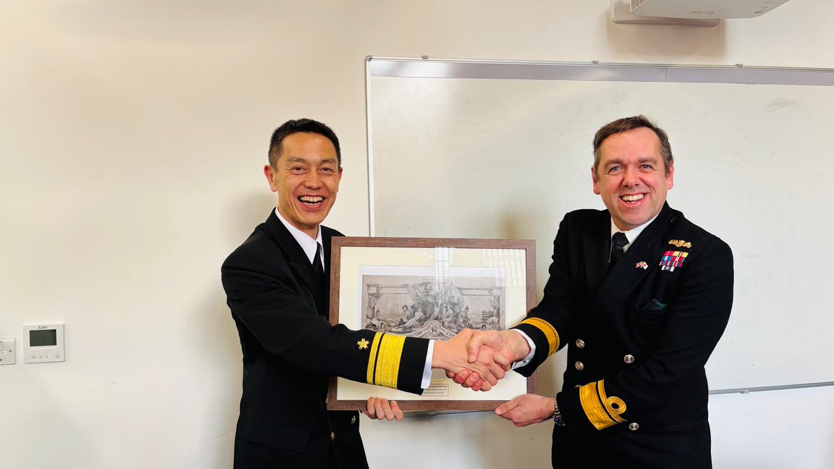 JMSDF_PAO's tweet photo. 平田防衛部長🇯🇵は、英国で英海軍開発部長パーキン少将🇬🇧と幕僚協議を実施しました。
価値観を共有する海上自衛隊と英海軍はこれからも ＃FOIP を実現するため、CSG25の展開や装備協力等、地域を超えて海洋の平和と安定のた���に協力していきます。🇯🇵🇬🇧
@RoyalNavy #CSG25 https://t.co/OY0wdigPvJ
