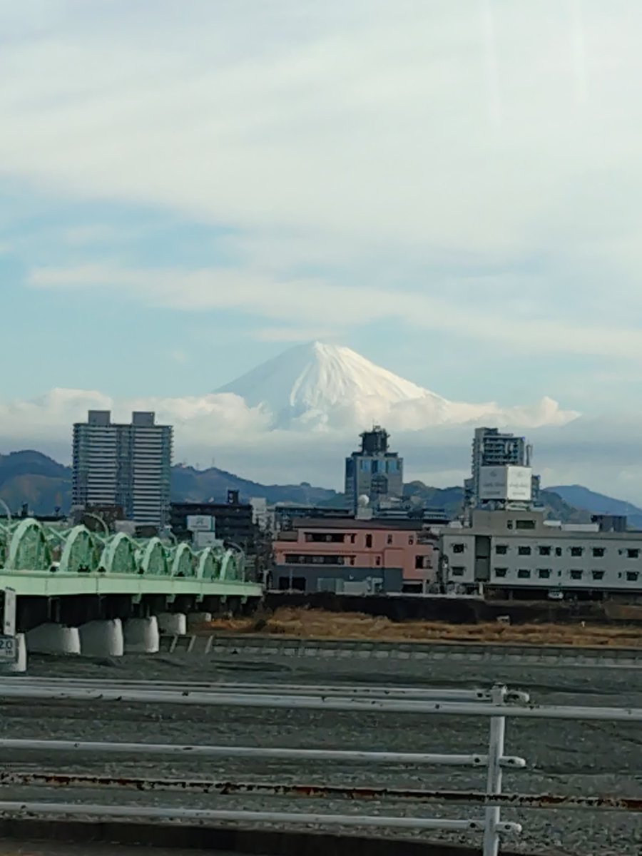BreezeRPRO54yGo's tweet photo. おはようございます。
静岡便
雲だと思ったら富士山
今日も凄く綺麗です
皆さん良い１日を。 https://t.co/TflwKNNmGu