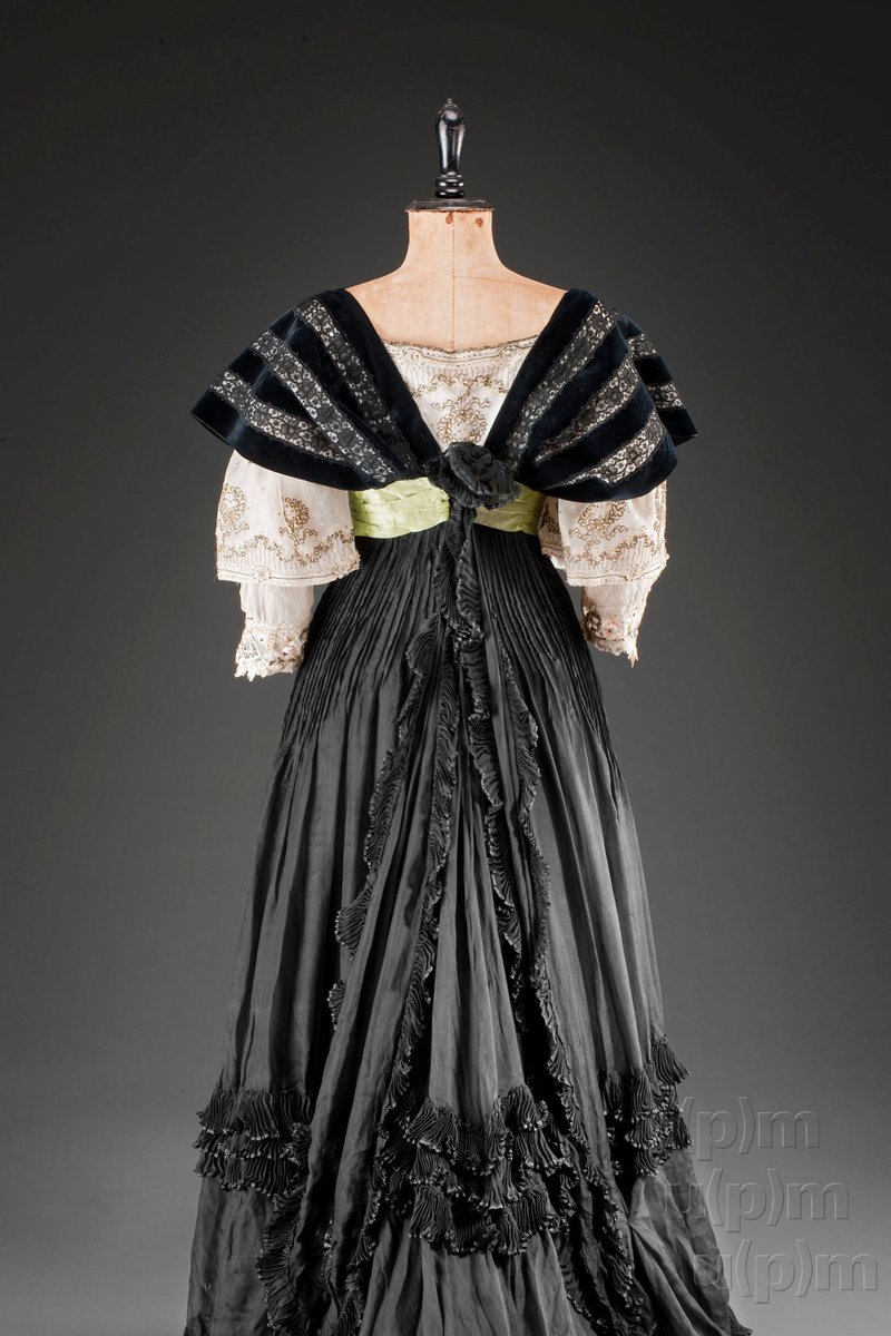 wikivictorian's tweet photo. Evening dress, 1905. Museum of Decorative Arts in Prague. https://t.co/7UcryI6J6T