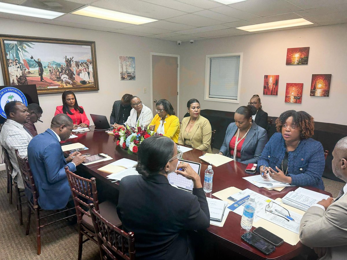 MAE_Haiti's tweet photo. Orlando, le 17 Mars 2025.- Le Ministre des Affaires Etrangères et des Cultes SEM Jean-Victor Harvel Jean-Baptiste @JVHJeanBaptiste , a effectué une visite au Consulat d’Haïti à Orlando.

Au cours de cette rencontre de travail, le Chancelier a réuni le Chef de Poste a.i ainsi que l’ensemble des chefs de service afin de consolider les dispositifs mis en place pour la protection des citoyens haïtiens, le renforcement des liens avec la communauté et l’amélioration continue des services consulaires, en particulier en matière de documentation. 

Le Ministre a réaffirmé l’engagement du gouvernement à œuvrer pour une diplomatie proactive et efficace, plaçant les intérêts des citoyens haïtiens au cœur de l’action consulaire. Il a également salué le travail accompli par l’équipe du consulat et encouragé une dynamique de collaboration renforcée pour mieux servir la communauté Haïtienne du Centre de la Floride.