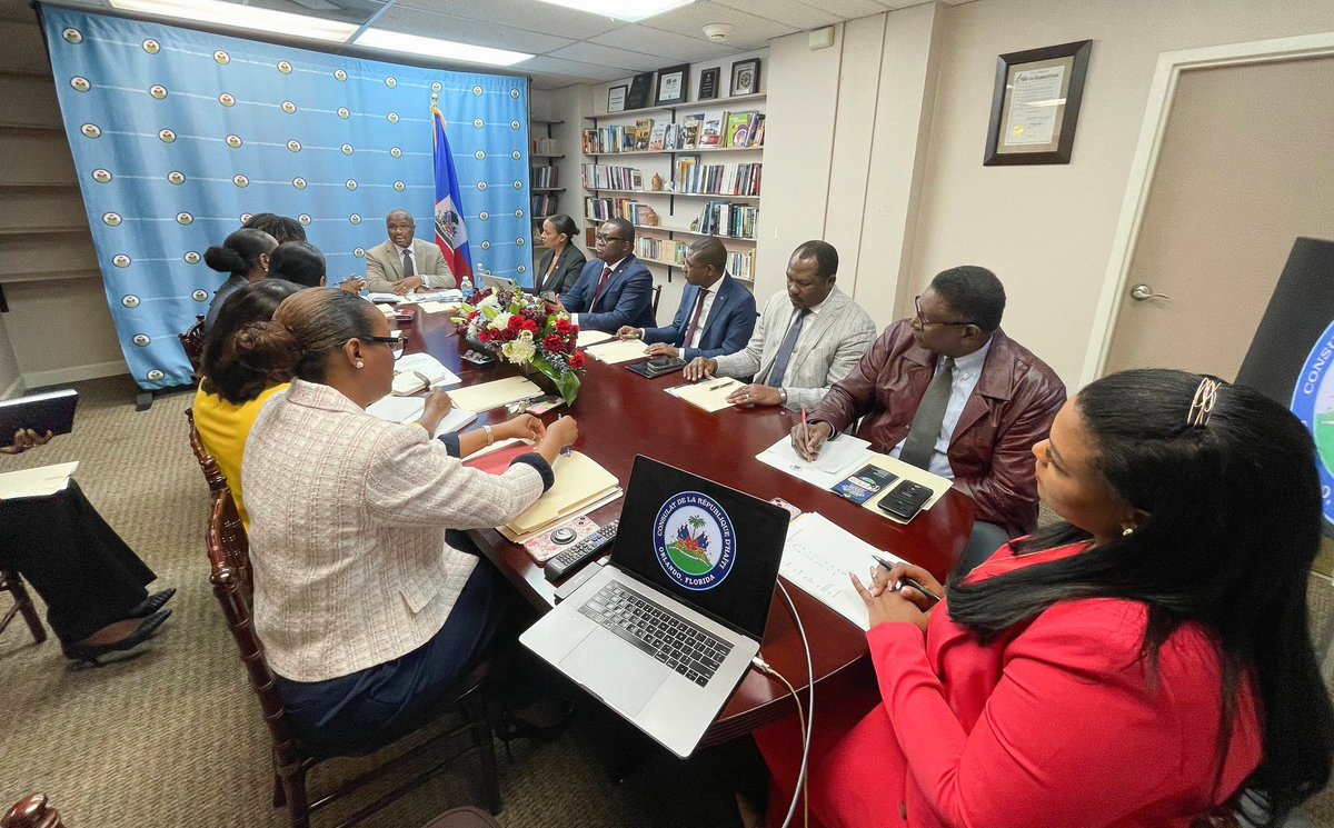 MAE_Haiti's tweet photo. Orlando, le 17 Mars 2025.- Le Ministre des Affaires Etrangères et des Cultes SEM Jean-Victor Harvel Jean-Baptiste @JVHJeanBaptiste , a effectué une visite au Consulat d’Haïti à Orlando.

Au cours de cette rencontre de travail, le Chancelier a réuni le Chef de Poste a.i ainsi que l’ensemble des chefs de service afin de consolider les dispositifs mis en place pour la protection des citoyens haïtiens, le renforcement des liens avec la communauté et l’amélioration continue des services consulaires, en particulier en matière de documentation. 

Le Ministre a réaffirmé l’engagement du gouvernement à œuvrer pour une diplomatie proactive et efficace, plaçant les intérêts des citoyens haïtiens au cœur de l’action consulaire. Il a également salué le travail accompli par l’équipe du consulat et encouragé une dynamique de collaboration renforcée pour mieux servir la communauté Haïtienne du Centre de la Floride.
