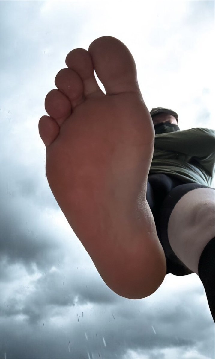 You fit right under me, like you were made for it.

#soles #malefeet #gayfeet #giantfeet #giantman