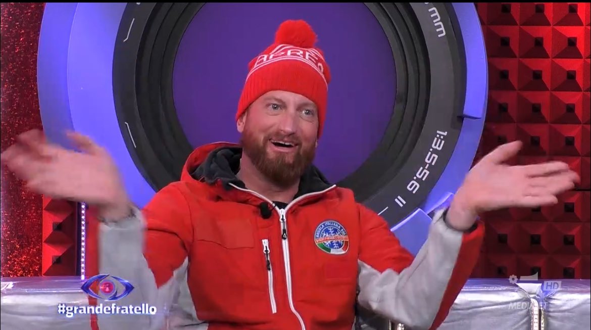 VittorioKrino's tweet photo. Ha fatto più blocchi Mattia da quando è uscito che Giglio da sei mesi 😂
#grandeFratello https://t.co/xowTkpiBIt