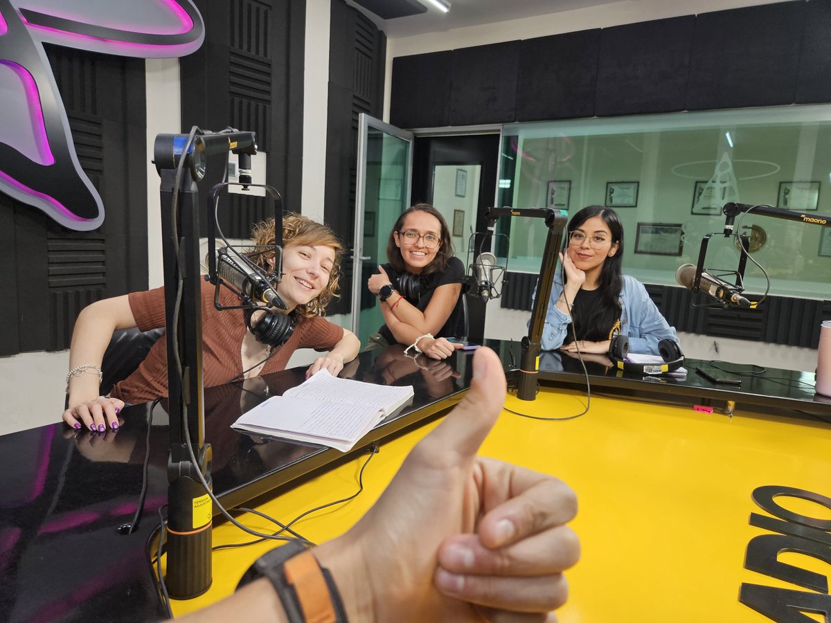 Aquí andamos en radio ya nos están escuchando? <a href="/RadioUdeG/">Radio Universidad de Guadalajara</a>  <a href="/dimeChascona/">Anabel Casillas</a> <a href="/JackyNoTuitea/">Jacqueline</a> <a href="/AzaelSG/">Azael López</a>