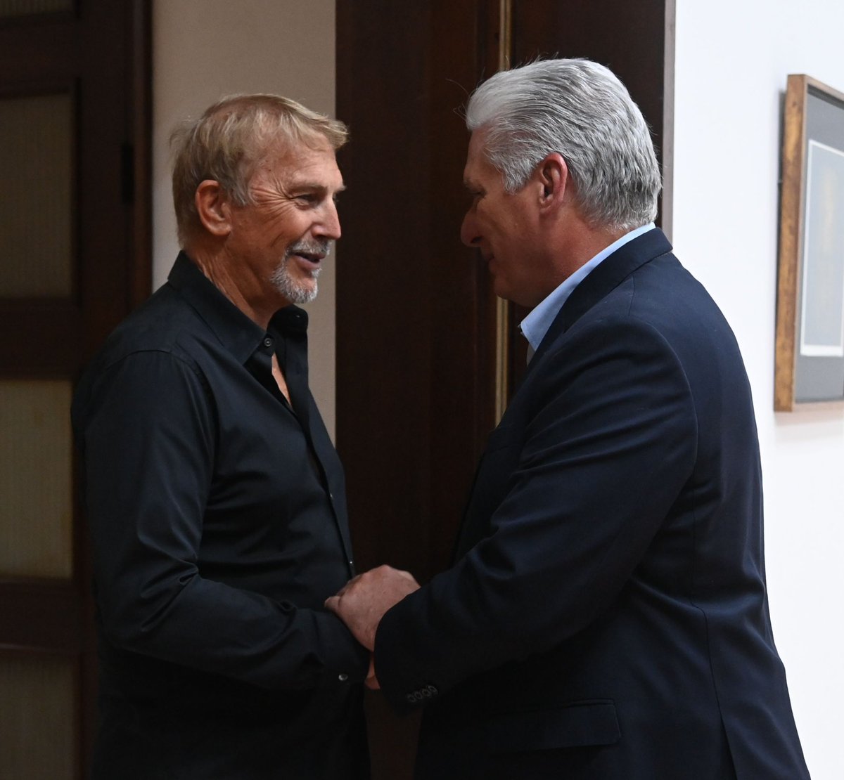 🇨🇺| El presidente <a href="/DiazCanelB/">Miguel Díaz-Canel Bermúdez</a> recibió en el Palacio de la Revolución al actor, director y productor estadounidense Kevin Costner, quien por segunda ocasión visita la Isla, en esta oportunidad interesado en temas de arqueología subacuática.