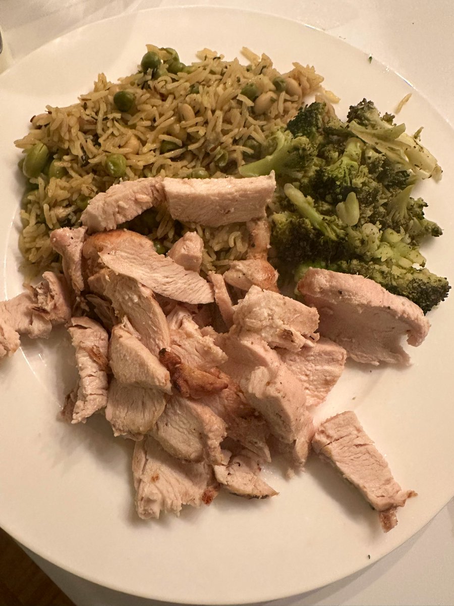 free_style_chef's tweet image. Simple dinner. 

Lemon rosemary chicken breast (from Whole Foods deli), frozen broccoli sautéed with zaatar seasoning. Honey mustard yogurt sauce. Leftover rice pulao. 

#twittersupperclub #simpledinner #broccoli