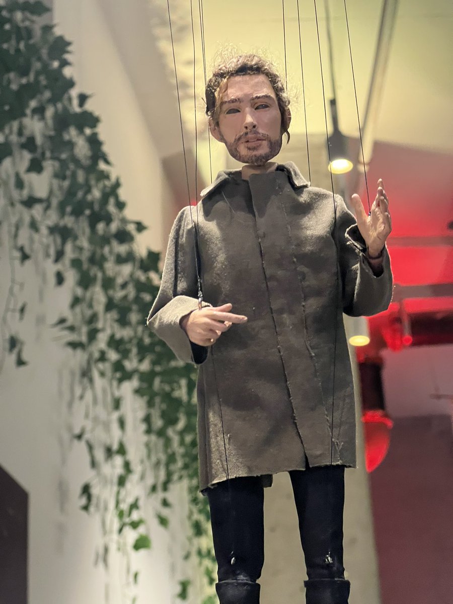 datrocketboi's tweet photo. Now why they got the puppet up here https://t.co/mQAGqr2wsH