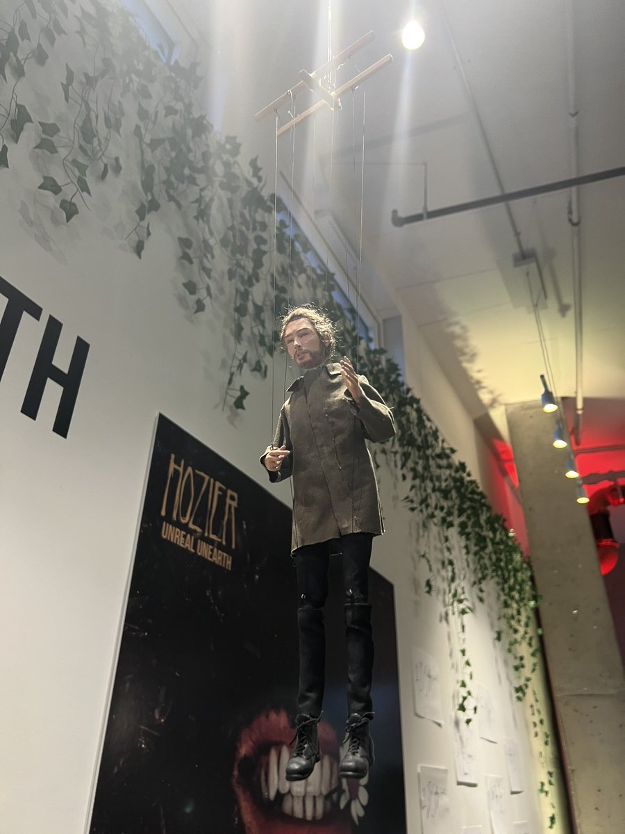 datrocketboi's tweet photo. Now why they got the puppet up here https://t.co/mQAGqr2wsH