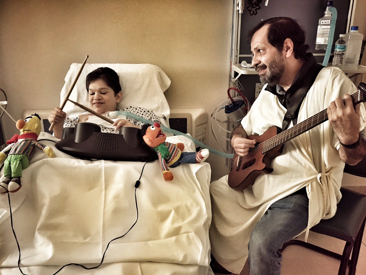 Hoy hace 8 años Dios nos protegió de aquel “accidente” del que salimos vivos por Su Misericordia. En aquellos tiempos Pablo me regalo tener el mejor de mis conciertos en la sala de cuidados intensivos.  Dios es bueno.