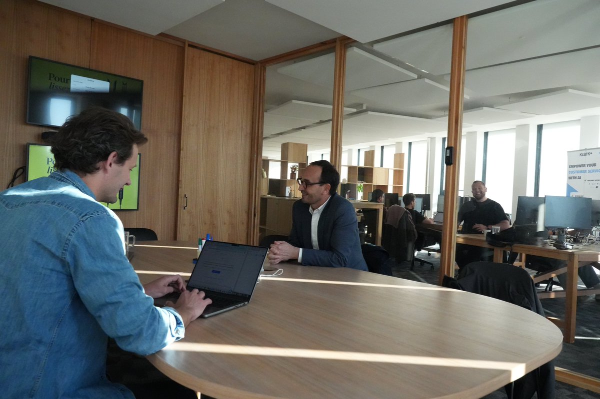 T_Cazenave's tweet photo. Bordeaux, l’Europe… et bientôt le monde !
Dans les locaux de KLARK aux Bassins à Flot, une startup bordelaise qui révolutionne la relation client grâce à l’IA.
#bordeaux #klark #AI #frenchTECh https://t.co/bByKaS3RS1