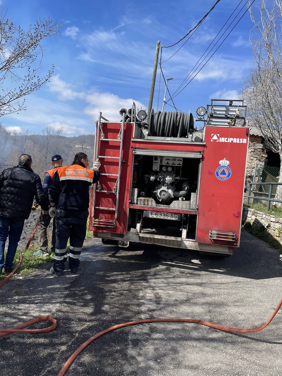 PCivilLaRobla's tweet image. Esta mañana hemos acudido a extinguir un #incendio en la localidad de #OllerosdeAlba, junto con otros recursos de #MedioAmbiente. #ProteccionCivil #LaRobla