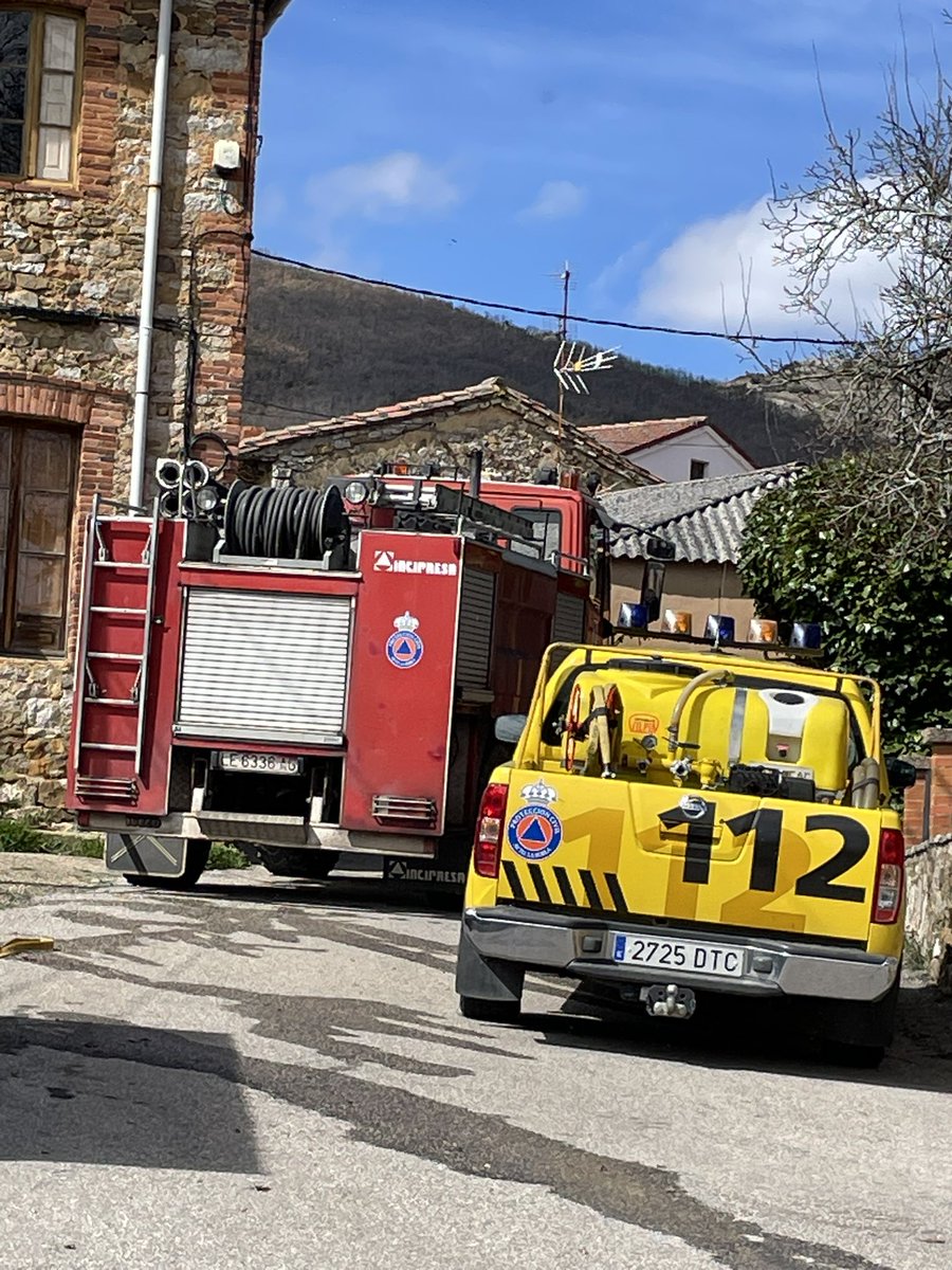 PCivilLaRobla's tweet image. Esta mañana hemos acudido a extinguir un #incendio en la localidad de #OllerosdeAlba, junto con otros recursos de #MedioAmbiente. #ProteccionCivil #LaRobla