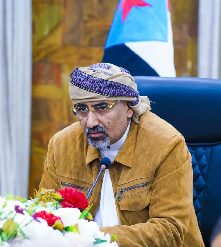 في قلب الجمر نقف ،
 نرفع الوطن كشمعة في ليل الفوضى،  
ونحمل الأمل كسلسلة جبال لا تنحني.  
أبا القاسم، أنت الأمل الذي يضيء ليلنا،  
وأنت الفنار الذي يهدي السائرين على الجمر،  
أنت الوعد الذي لا يخون، والصوت الذي لا يخفت.  
#زيارات_الرئيس_عيدروس_للمحافظات