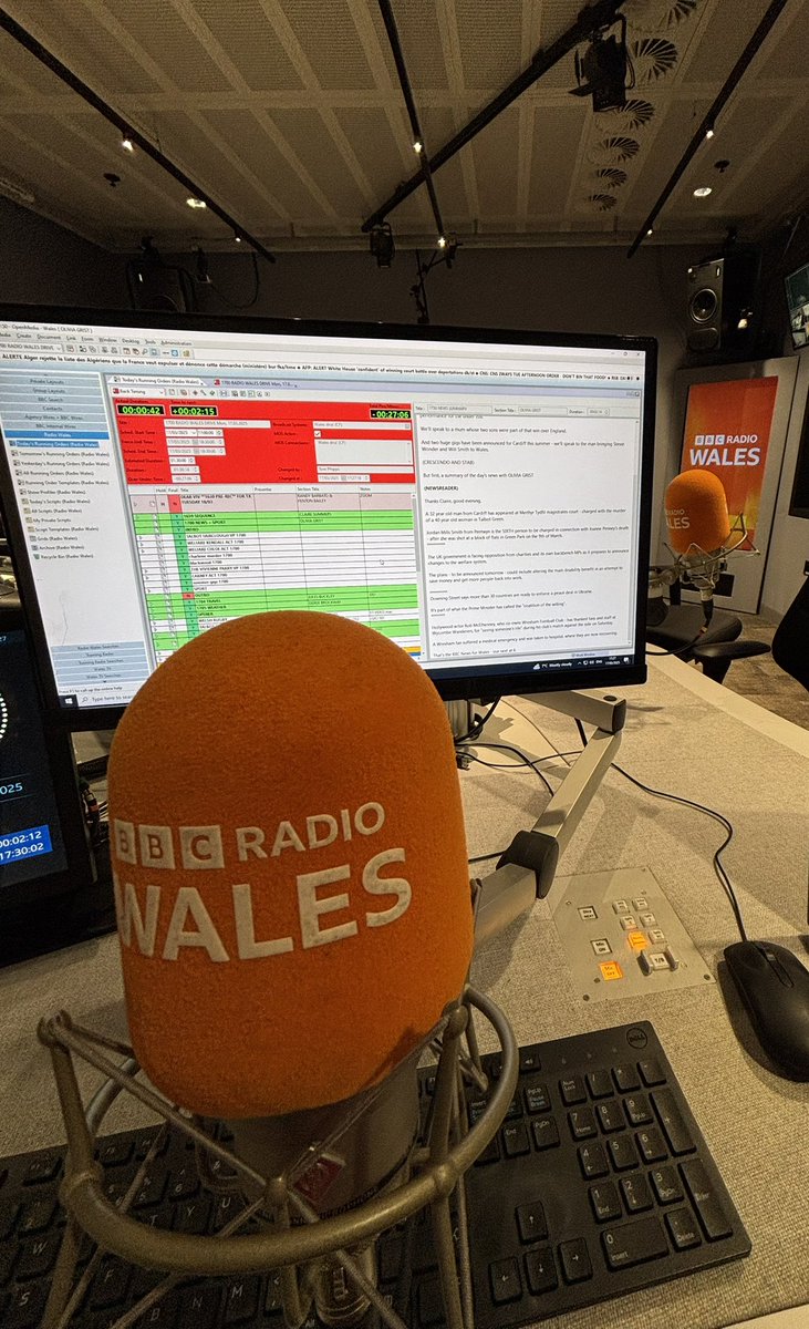 oliviagrist_'s tweet image. A one off stint on the other side of the glass this evening, reading the news on Radio Wales Drive instead of producing the programme.🎙️📻🏴