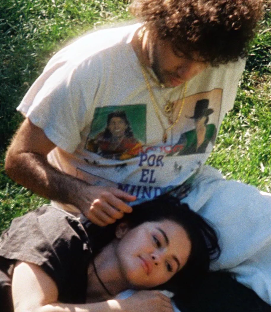 ELA! 🥹

“Eu não a via animada com música há muito tempo. E eu me lembro que ela estava tipo, 'Eu tenho que encostar o carro porque estou tão feliz!’. E então eu soube naquele momento. Eu estava tipo, 'Bem, se isso está fazendo nós dois felizes, então espero que faça algumas