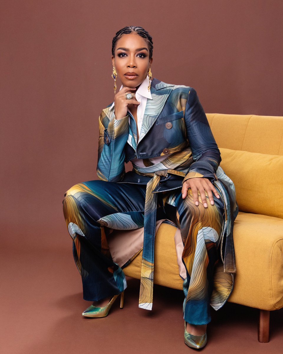 ALPHA WOMAN! 
Let’s Get Into This Look Yal! 
On the way to <a href="/AppleTV/">Apple TV</a> <a href="/AppleFilms/">Apple Original Films</a> premiere of “Number One On The Call Sheet”

The Details: Cause you know I like a detail post! 

( Suited in #HouseOfGray  Alpha collection topography trench coat, trouser and placket covered collar