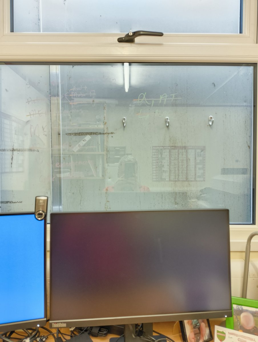 jasonhoran's tweet image. I wonder what I can get for being given this 'view.'
BTW, yes, there are coat hooks on the exterior wall immediately outside my window. Zero natural light or the ability to open the window to ventilate.
theguardian.com/money/2025/mar…