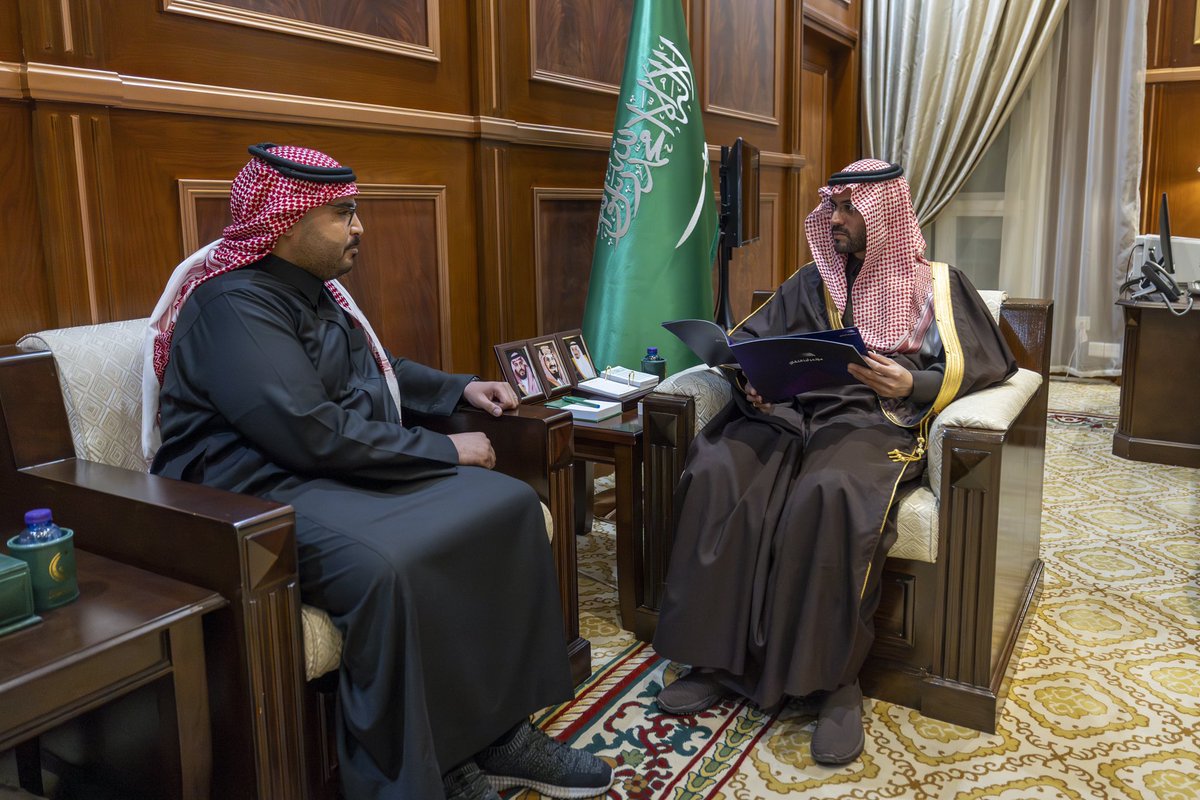 emara_hail's tweet photo. سمو #نائب_أمير_منطقة_حائل يتسلم التقرير الختامي لمؤتمر أجا التقني والذي أقيم في المنطقة خلال استقبال سموه الرئيس التنفيذي لمؤسسة فضاء أجا لتقنية المعلومات م.راكان العنزي. https://t.co/c0nWXg1zdf