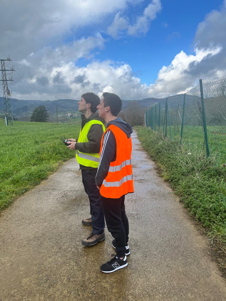 El alumnado del curso de especialización de drones <a href="/fpbidasoa/">CIFP BIDASOA LHII</a>  ha realizado vuelos con dron en <a href="/FraisoroEskola/">Fraisoro Eskola</a> para ver el estado vegetativo de sus cultivos. Gran trabajo ekipo! 👏