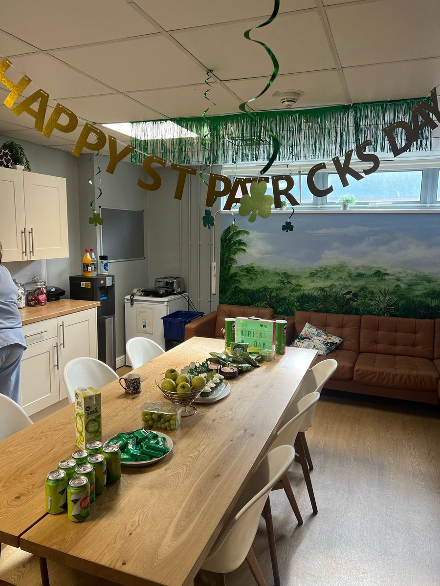 UHS_Neonates's tweet image. Celebrating St Patrick’s Day on the unit today!! @UHSFT @SotonChildHosp #StPatricksDay