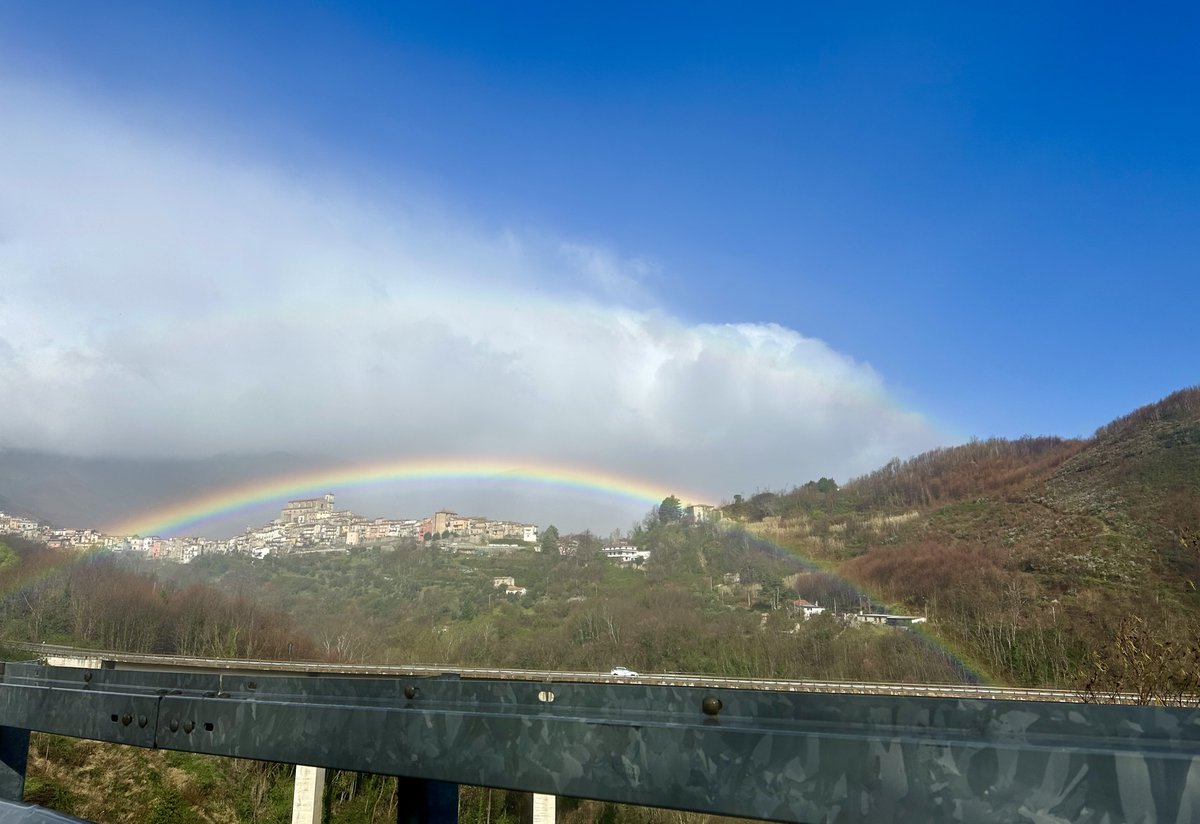 Ho assistito a questo spettacolo oggi: un bellissimo arcobaleno sopra il cielo di San Fili. Sembra finto, ma è tutto vero!