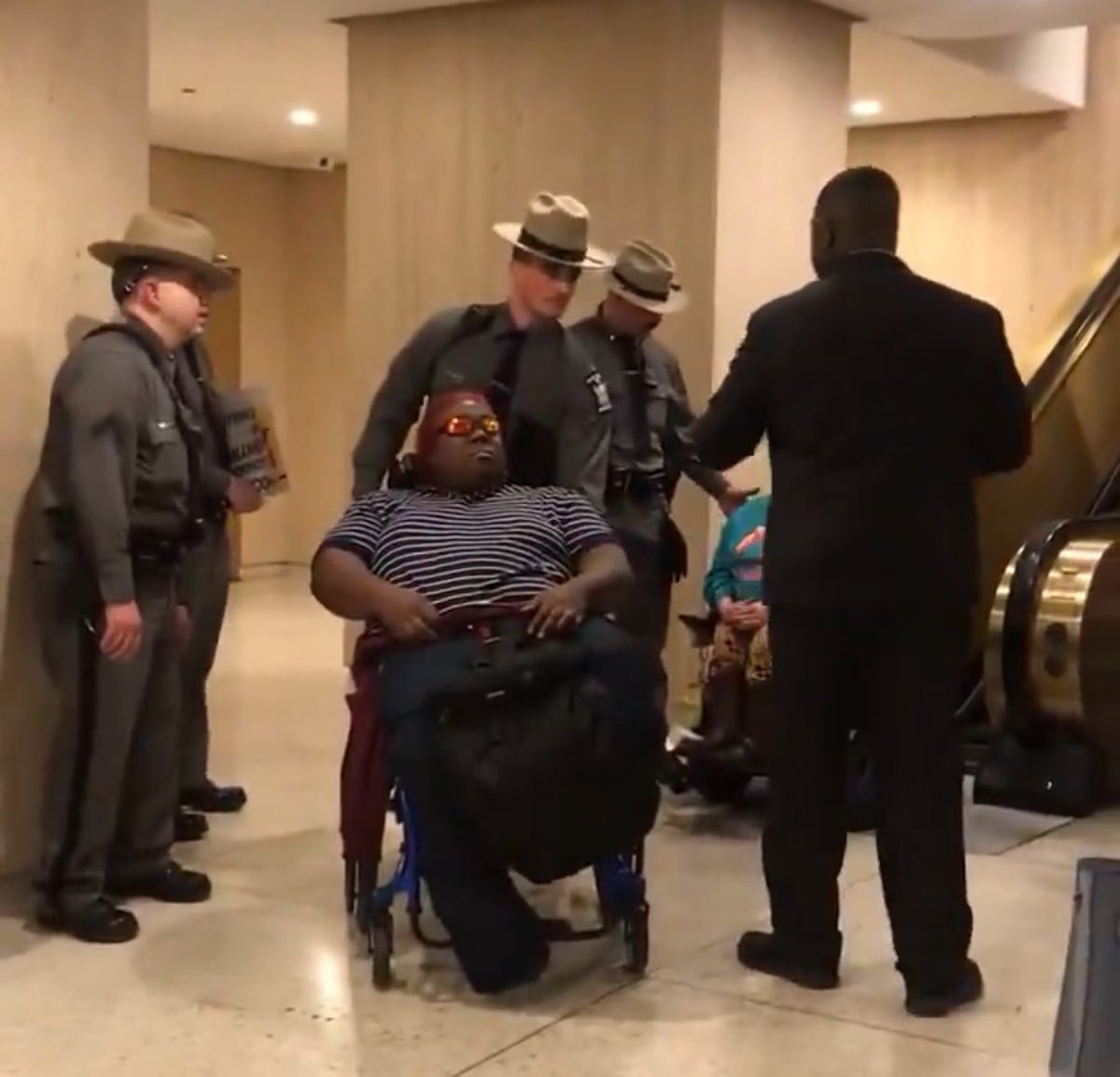 libsoftiktok's tweet photo. 🚨The media will never show you this!

Kathy Hochul had a Black, disabled New Yorker arrested for demanding answers after she overhauled the home healthcare program.

Kathy Hochul is effectively stripping Medicaid benefits from over 100,000 NYers by April 1st unless it’s stopped! https://t.co/pGayFRTIt7