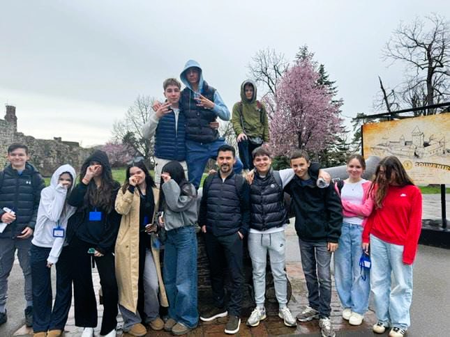 baris_dogan_63's tweet image. Le parc Kalemegdan est devenu un véritable terrain de jeu mathématiques. 
📝 calculs d'aires, de volumes, découverte de la suite cachée de Fibonacci etc...
Cette promenade était la preuve qu’apprendre peut être aussi amusant qu’une balade en plein air.
 #Belgrade #mathcitymap