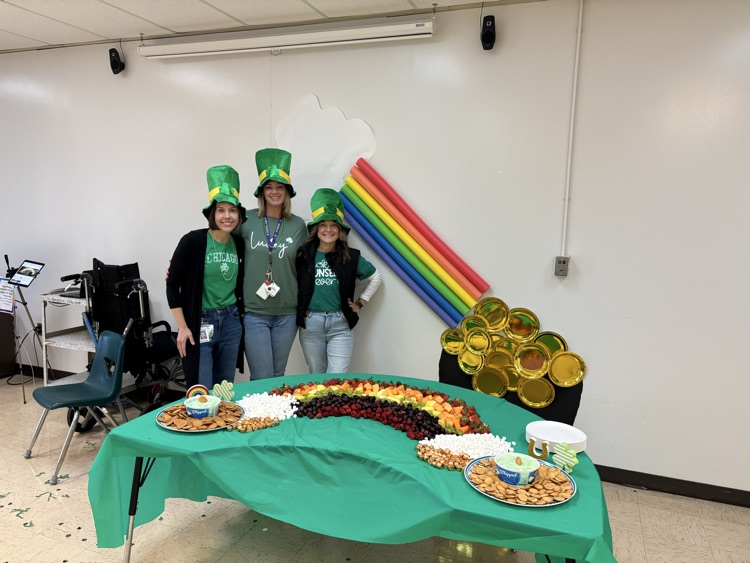 CHPCRUSADERS's tweet image. Today was full of St. Patrick’s Day shenanigans! From surprise pranks to a magical rainbow science experiment, it was filled with fun, learning, and lots of laughter!
We also enjoyed a  delicious rainbow of fruit and pots of gold desserts!
