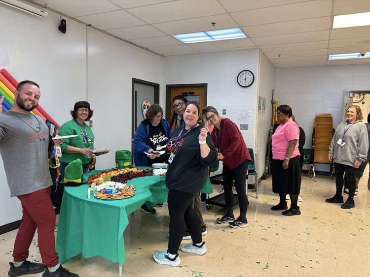 CHPCRUSADERS's tweet image. Today was full of St. Patrick’s Day shenanigans! From surprise pranks to a magical rainbow science experiment, it was filled with fun, learning, and lots of laughter!
We also enjoyed a  delicious rainbow of fruit and pots of gold desserts!