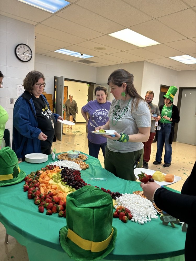 CHPCRUSADERS's tweet image. Today was full of St. Patrick’s Day shenanigans! From surprise pranks to a magical rainbow science experiment, it was filled with fun, learning, and lots of laughter!
We also enjoyed a  delicious rainbow of fruit and pots of gold desserts!