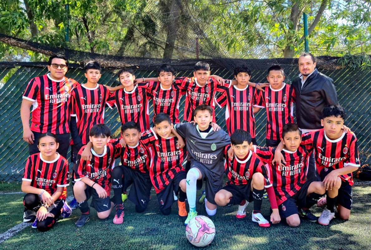 📷 Tuvimos un encuentro deportivo esta mañana. Felicitamos a mamás y papás por su compromiso y apoyo, sus hijos lo agradecerán siempre. Este es el equipo de fútbol soccer de nivel secundaria.
¡Enhorabuena para todos!
#Deporte #Equipo #Entrenamiento