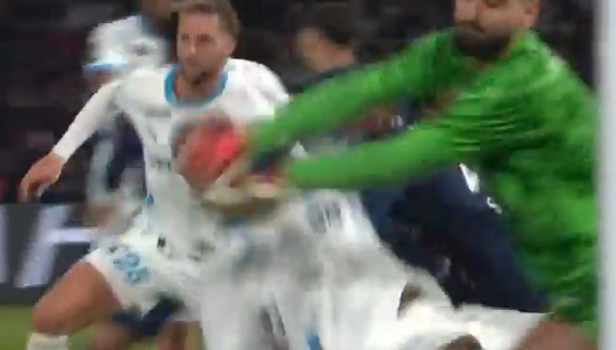 planetom13's tweet photo. Hier j'ai presque eu le sentiment que l'arbitrage de Turpin était correct.
Merci à @DAZN_FR de ne pas avoir montré les images qui fachent, on a pu vivre une soirée plus sereine que si on avait eu le sentiment de s'être fait voler. https://t.co/yp4oWWHnTP