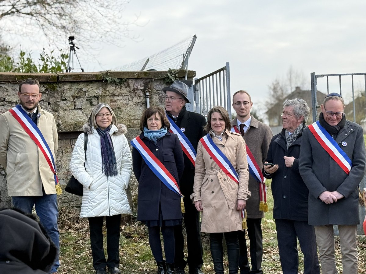 Th_Bnrdt's tweet photo. Hier, au cimetière israélite de #Gundershoffen pour rendre hommage aux nombreux déportés juifs de la barbarie nazie.

En ces temps troubles où des groupes politiques usent de l’antisémitisme comme carburant électoral, je me tiens aux côtés d’Israël. 🇫🇷🇮🇱 https://t.co/GojaMcfXgq