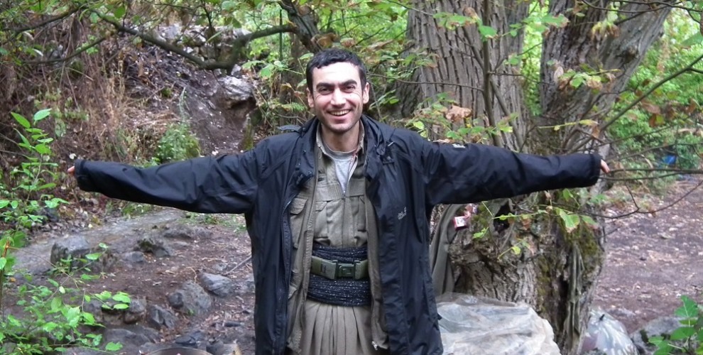 İşte hala kulaklarda yankılanan ' saet xweş.. ', ' qobra ket.. ' sesinin sahibi, Şehîd Arhat Ba..

Arhat Ba.. #Amed / Bismil ilçesinde doğup büyüdü.. Ankara / Hacettepe - Felesefe bölümü öğrencisiydi.. 22 Nisan 2012 'de Ankara 'dan koparak hakikat yolculuğuna başladı..