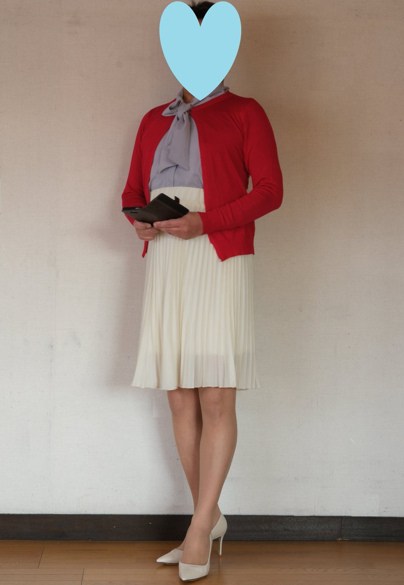 OkitakeA's tweet photo. Waiting for Spring wind through nylon skin🎶
#redcardigan #cardigancoordinate #beigeskirt #beigepumps #tanpantyhose #beigepantyhose #赤カーディガン #ベージュスカート #ベージュストッキング #ナチュスト #パンストフェチ #パンスト好き #女装 #crossdressers #maninpantyhose #パンスト男子 https://t.co/7KfNohLbXh