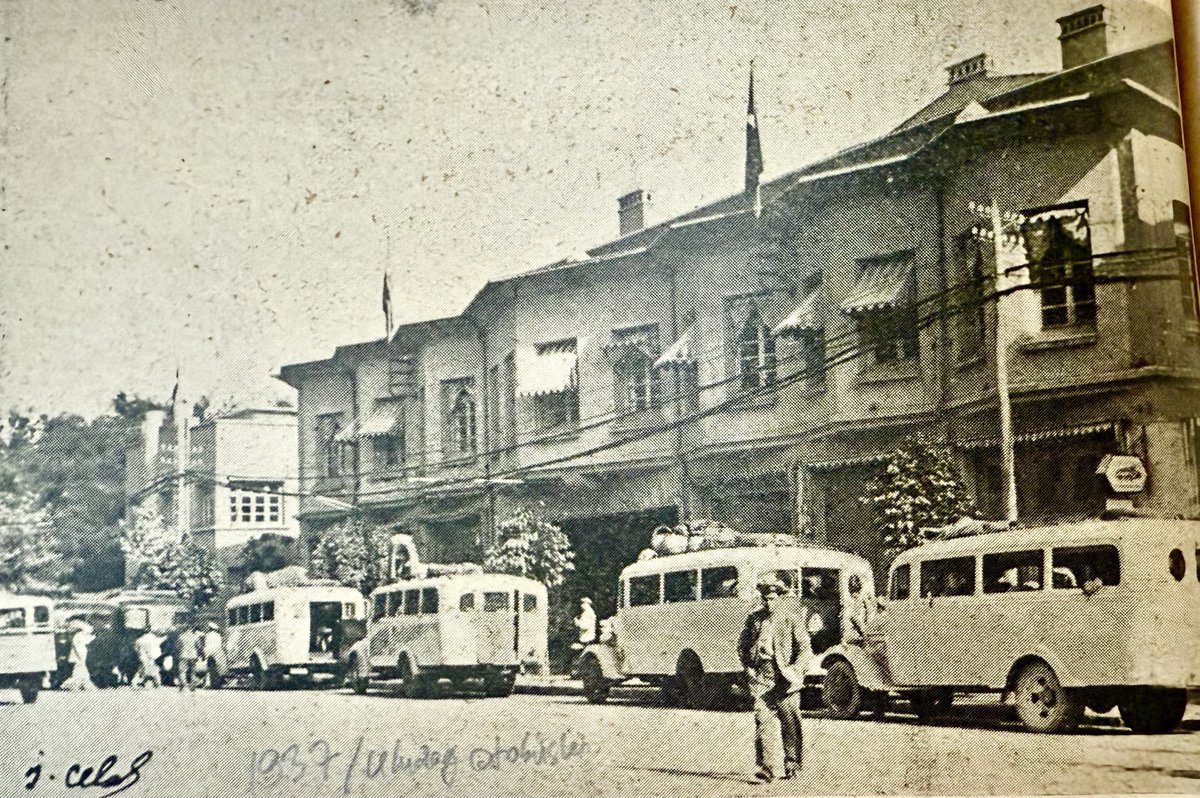ceyhunirgil's tweet photo. @bursabuyuksehir 1930’lar Bursa merkez Heykel, Tayyare, Atatürk Caddesi, valilik binaları
.
#BursaTarih #BursaMiras #BursaBellek #BursaMüze #TarihteBugün #Müze #KentTarihi #Arşiv #Bursa @bursabuyuksehir @uludagkurumsal @BUUTipFakultesi @BursaValiligi @Bursa_Okulu @kultursanatbbb @BursaKentKonsey https://t.co/aNLOynEwPq