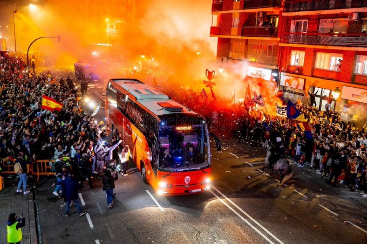 Pues desde ya pedimos a <a href="/CurryToscanoR/">Curry Toscano Rodero</a> (@DGobAndalucia) que dejen recibir al autobús del <a href="/RealBetis/">Real Betis Balompié 🌴💚</a> como se merece. 
SÓLO QUEREMOS ANIMAR Y ESTAR CON LOS NUESTROS 💚

Se permite en casi todos los estadios y Ciudades de España (y de Europa).

<a href="/AhoraBetis_/">Ahora Betis Ahora</a>