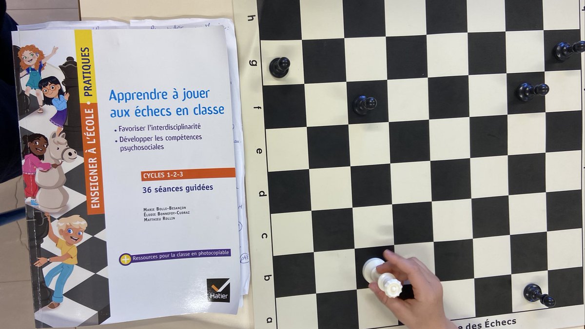 Après s’être familiarisés avec l’échiquier et les pièces, les élèves apprennent les déplacements de base de la dernière pièce cette semaine : la dame, grâce à l’excellent manuel <a href="/ebc974/">Élo B-C 🇷🇪 🐘</a> <a href="/HatierRegionSud/">DAUCE FREDERIC</a> où chaque pièce à sa petite histoire #cycle1 #maternelle #Echecs #Maths