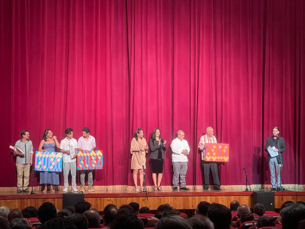 pinon59988's tweet photo. La #Egrem Holguín tuvo el honor de participar en la gala de premiación que tuvo lugar en el teatro Eddy Suñol, donde se reconoció el talento de los premiados en la categoría de grabados y a aquellos que obtuvieron mención especial. https://t.co/U3hnn491yk