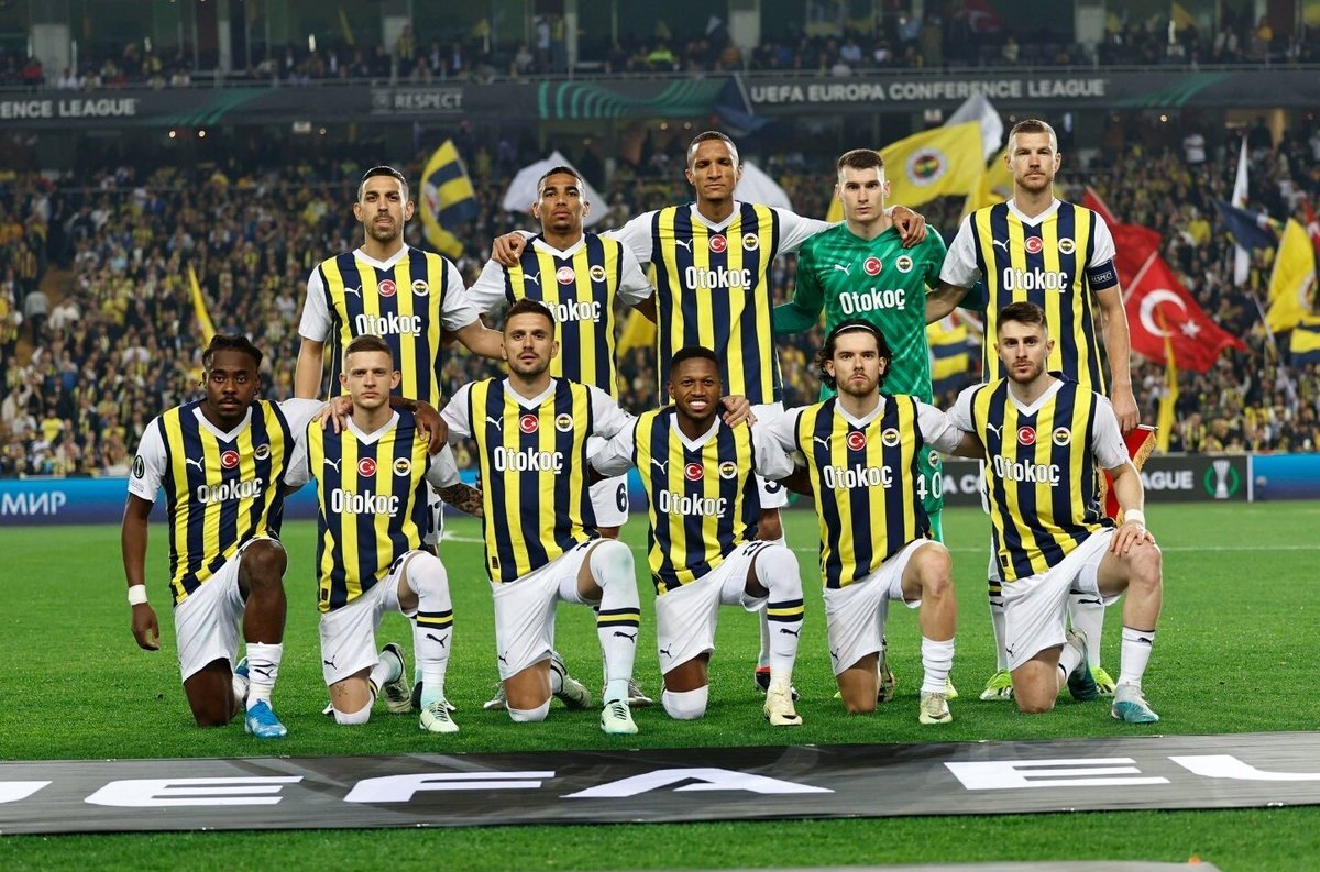 Tam 1 Sezon Önce, 
2023-24 Sezonu Kadrosundan daha Fazla ''Fenerbahçe Formasına Aidiyet Besleyen Kadroyu'' bir daha Görmem Herhalde demiştim, 
Büyük Yanılmışım. 
Helal Olsun Size be Çocuklar; 
40'lık Dedenizden 18'lik Bebenize Kadar Her Birinize Hakkımız Helal-i Hoş Olsun...!