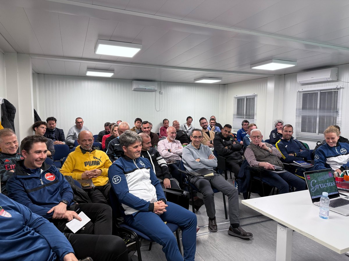 Séptima jornada del Curso de Especialista en Fútbol 7⃣ organizado por el Comité de <a href="/EntrenadoRffm/">Comité y Escuela de Entrenadores de la RFFM</a> en Cotorruelo 🏟️ con la ponencia de <a href="/RamonTorres8012/">Ramon Torres</a>, analista de las categorías inferiores de la <a href="/SEFutbolFem/">Selección Española Femenina de Fútbol</a>, sobre los SISTEMAS DE JUEGO utilizados en el fútbol base.