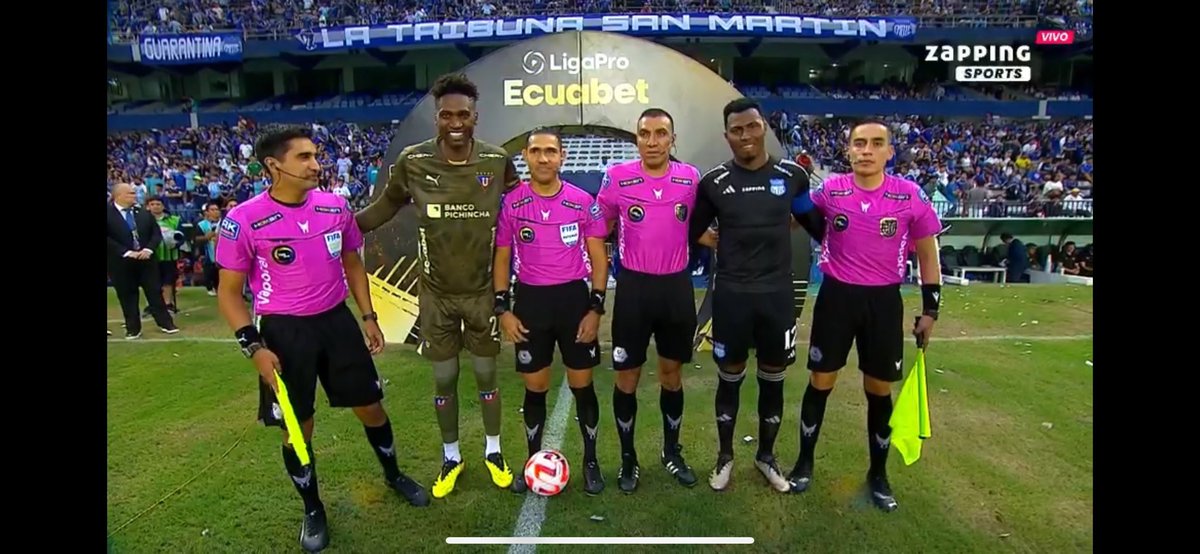 Eddiegonsil's tweet photo. Los dos mejores arqueros  del país , no son tomados en cuenta ni para la banca  de la selección @FEFecuador todo el país lo ve . No importa el equipo de que seas hincha . Quien pone la lista ? https://t.co/0Rrl9RDK3I